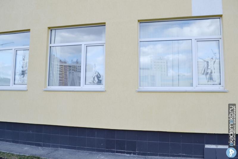 Академический район Екатеринбург Учителя школы №16 разукрасили стены