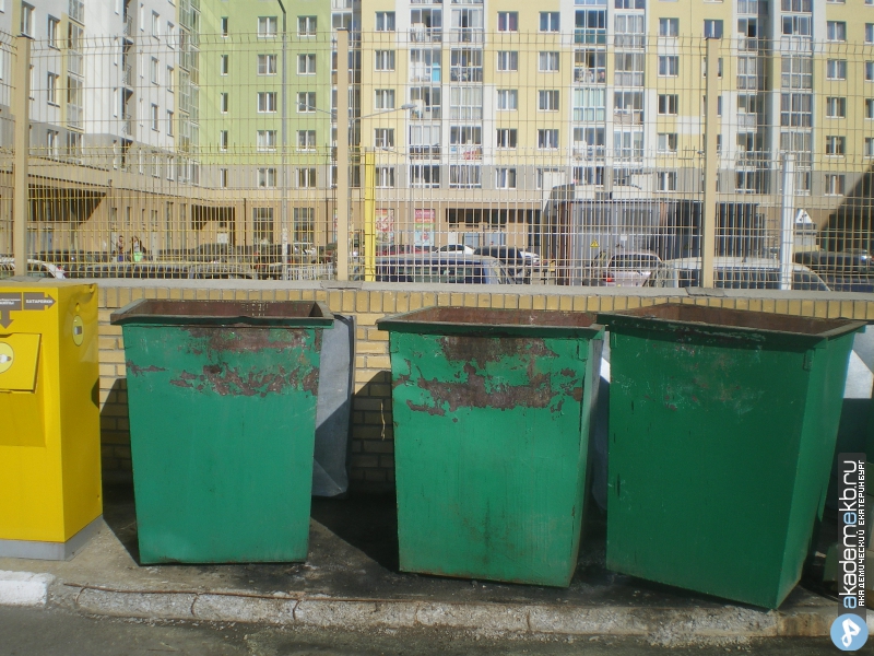Академический район Екатеринбург Мусор в садике не вывозят из-за старых контейнеров