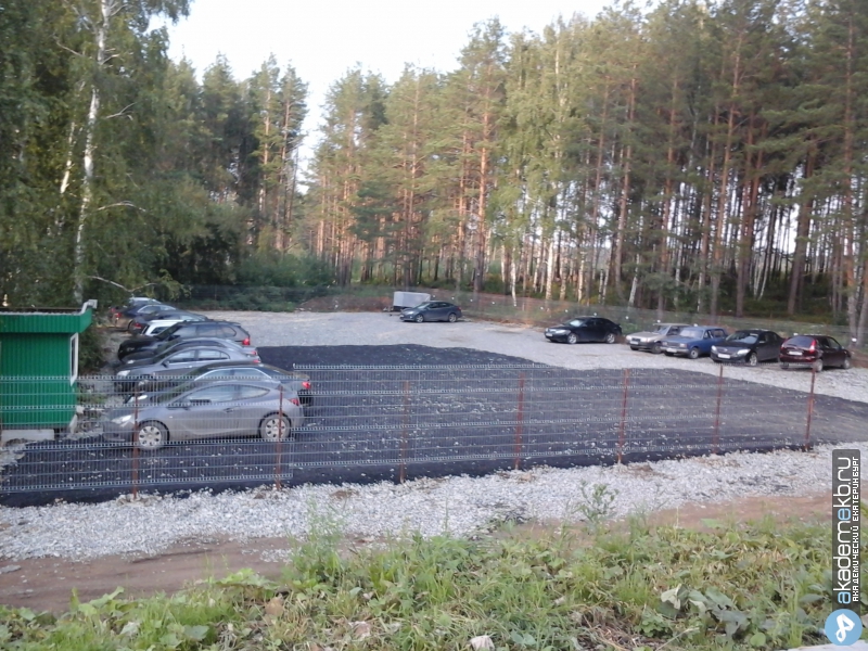 Академический район Екатеринбург Краснолесья обрастает легальными автостоянками