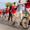 Обучение взрослых и детей езде на велосипеде или роликовых коньках