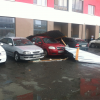 В Академическом металлический забор со стройки упал на припаркованные автомобили