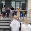 Под шум дождя: в Академическом прошел уличный концерт учеников ДШИ №6
