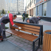 Скамейки и урны на улице Парина привели в порядок ко дню рождения района