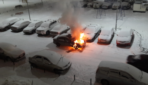 Во дворе дома по ул. Мехренцева, 46 сгорел автомобиль