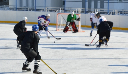 На турнир по дворовому хоккею заявилось восемь команд