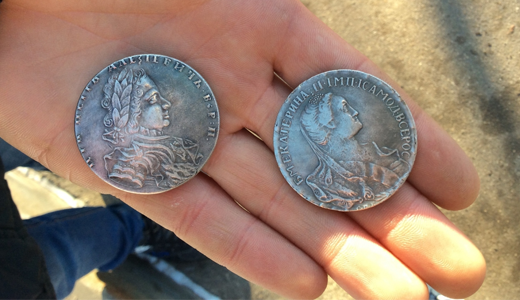 «Сторговались за 40 тысяч»: в Академическом на улице мошенники продают поддельные монеты