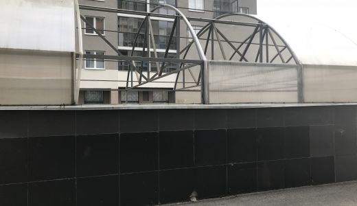 Сильный ветер сорвал крышу паркинга на ул. Рябинина и разрушил табличку дома на ул. Павла Шаманова