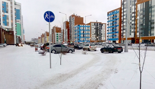 Жители Академического возмущены ездой и парковкой на тротуарах и газонах проспекта Сахарова