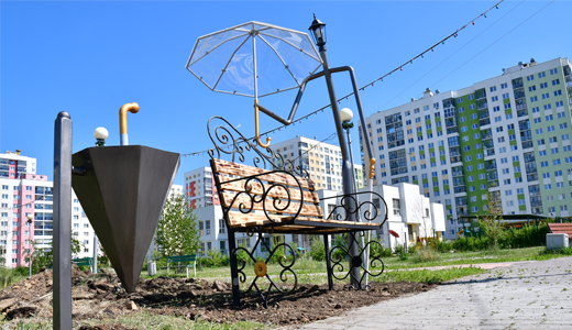 Новый арт объект: во втором квартале появилась скамейка с держащим зонтик фонарным столбом