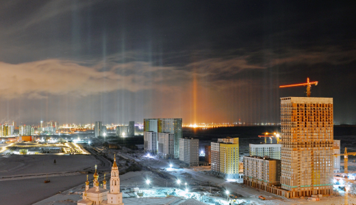 Ночью в Академическом в небе появились загадочные световые столбы