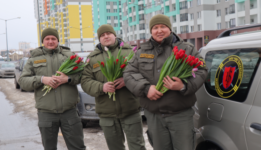 «Стойте, вам – цветы!:» представители районной охраны приятно удивили девушек и женщин