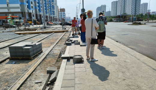 В Академическом начали восстанавливать тротуары после строительства трамвайной линии