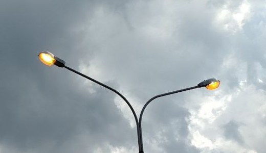 В середине дня свет от фонаря: на улице Павла Шаманова жители заметили работающие лампы