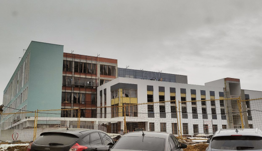 Рабочие завершают работы на фасаде самой высокой школы Академического района