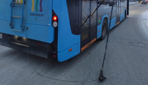 У нового троллейбуса, который ездит в Академический, отвалились «рога»