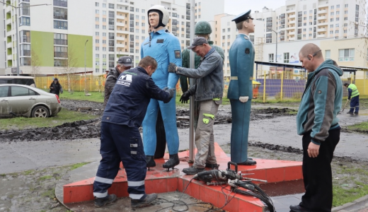 Фигуры солдат готовы к празднику
