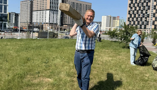 В Академическом начался сезон еженедельных субботников
