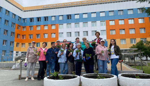 «Живое спасибо»: сотни цветов подарили волонтёры врачам Свердловского онкодиспансера