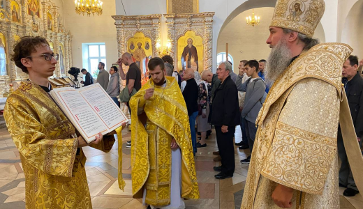 Десятилетие духовного сердца Академического: в храме Святых Божиих строителей прошла Божественная литургия