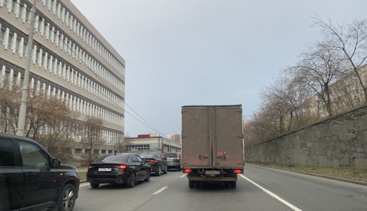 Выделенная полоса для автобусов появилась на улице Серафимы Дерябиной