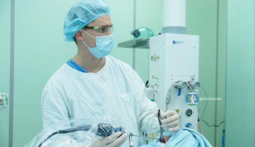 Хирурги онкодиспенсера в Академическом удалили пациентке опухоль без единого разреза