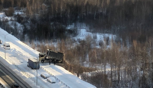 На пустыре между улицей Шаманова и проспектом Сахарова работает строительная техника