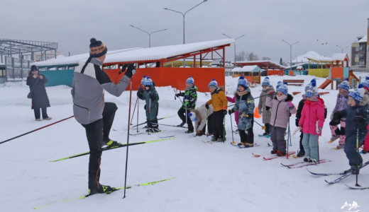 Призёр Олимпийских игр научил дошколят кататься на лыжах