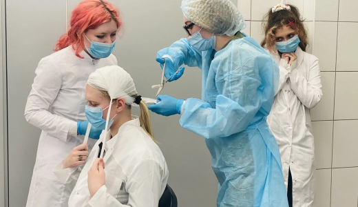 Наложить гипс и провести УЗИ: ученики школы №123 прошли практику в поликлинике