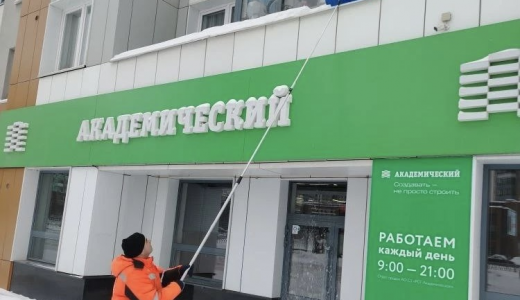 Жителей просят очистить подоконники от снега