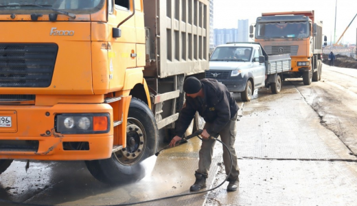 Водителей обязали тщательнее мыть колёса при выезде со стройки
