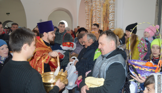 Пасхальные службы и освещение куличей в Академическом