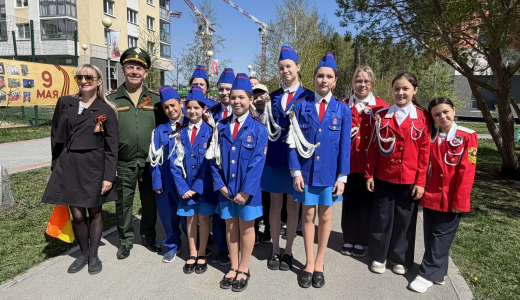 «Спасибо за жизнь и Победу»: в Академическом прошла торжественная линейка в честь 9 Мая