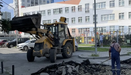 В Академическом ремонтируют пешеходные зоны и спортивные корты