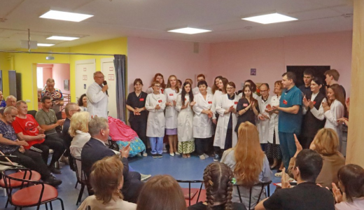 В Академическом наградили руководителей клиники, где ставят на ноги раненых бойцов