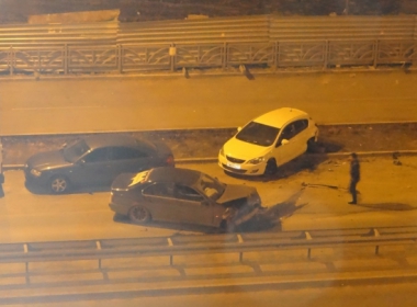 BMW снесла несколько припаркованных вдоль Павла Шаманова автомобилей