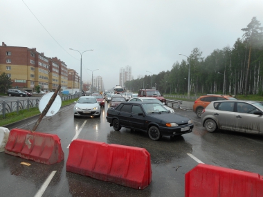 На перекрёстке Краснолесья — Чкалова перекрыли сразу три полосы