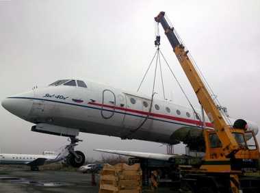 Самолёт Як-40 готовится к транспортировке в Академический