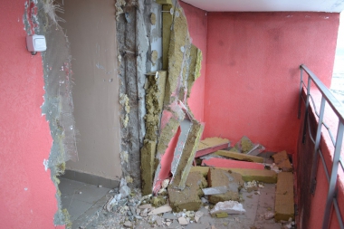Вандалы сломали стену в подъезде дома на Рябинина