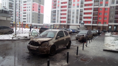 Жители потушили горящую машину во дворе дома на улице Рябинина