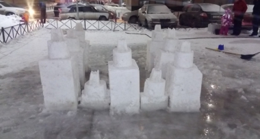 Во дворах жители построили свои снежные городки