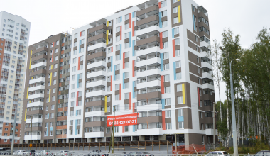 Дом бюджетников на Краснолесья-Чкалова раскрасили в «фирменные» цвета