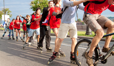Обучение взрослых и детей езде на велосипеде или роликовых коньках