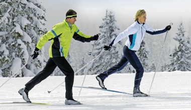 Как выбрать беговые лыжи и инвентарь для катания