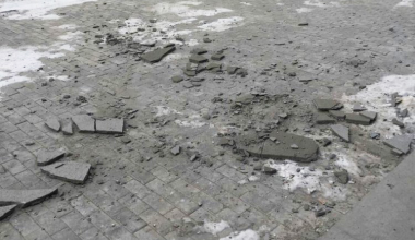 На улице Шаманова кусок штукатурки упал рядом с прохожим