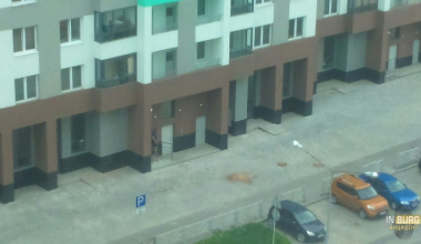 В Академическом с балкона многоэтажки выпал голый мужчина