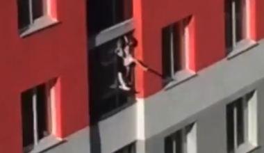 Едва не произошла трагедия: в доме на улице Рябинина две девочки вылезли за раму остекления балкона