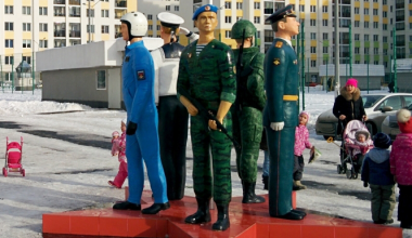 В Екатеринбурге судят двух братьев-вандалов, укравших автомат у скульптуры бойца ВДВ