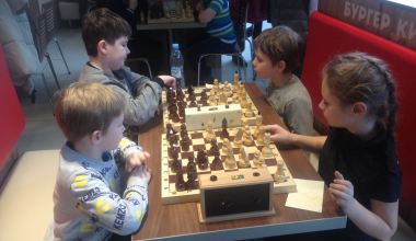 Юных жителей Академического приглашают принять участие в турнире «Шахматный дебют»