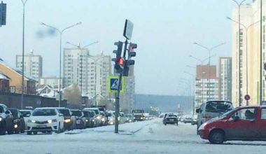 «Танцующий» светофор на перекрёстке Краснолесья — Мехренцева привлёк внимание автомобилистов