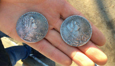 «Сторговались за 40 тысяч»: в Академическом на улице мошенники продают поддельные монеты